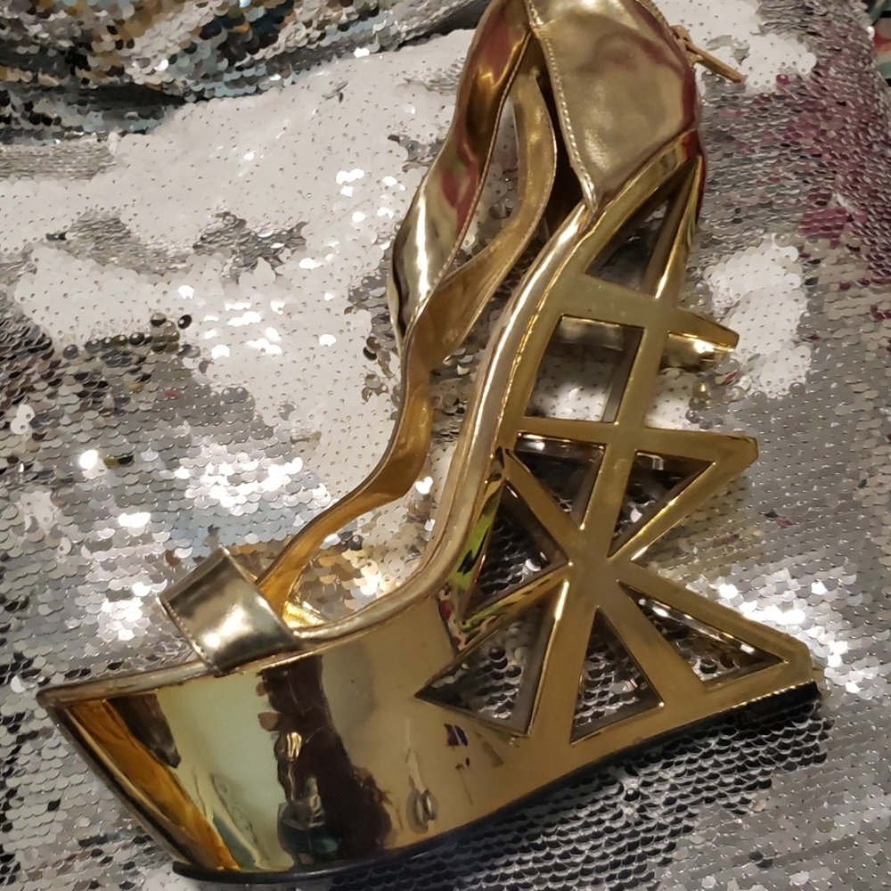 Heels - Picture 2 of 3